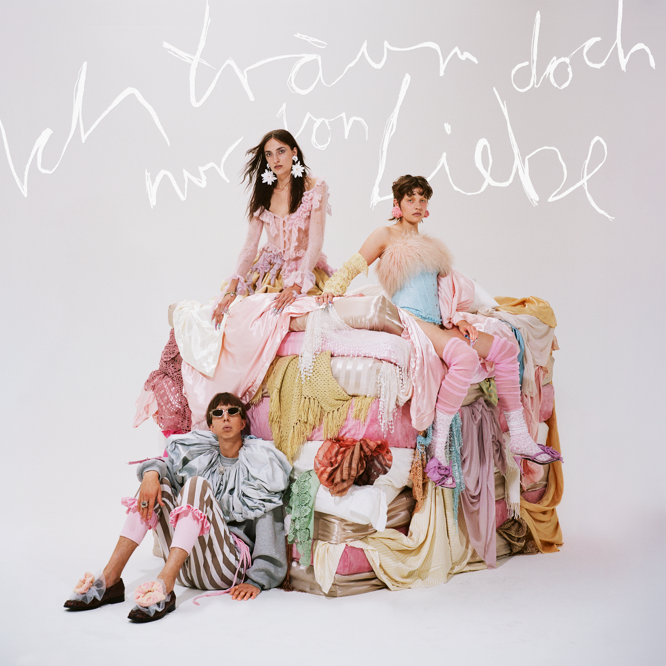 Albumcover Ich träum doch nur von liebe, Nina, Lotta und Johann auf Matratzenstapel